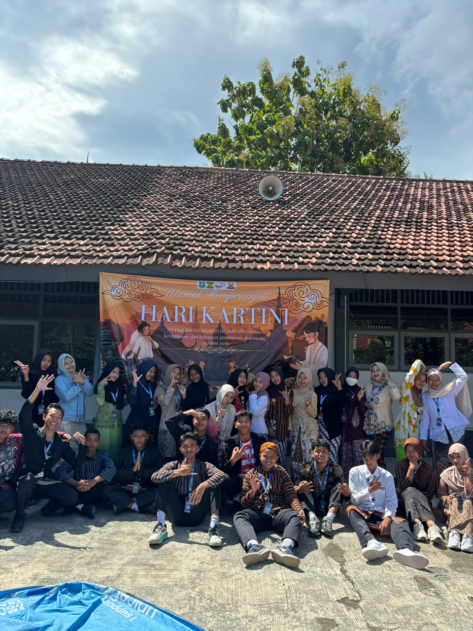 Foto pamit Kabinet Revolve Astra